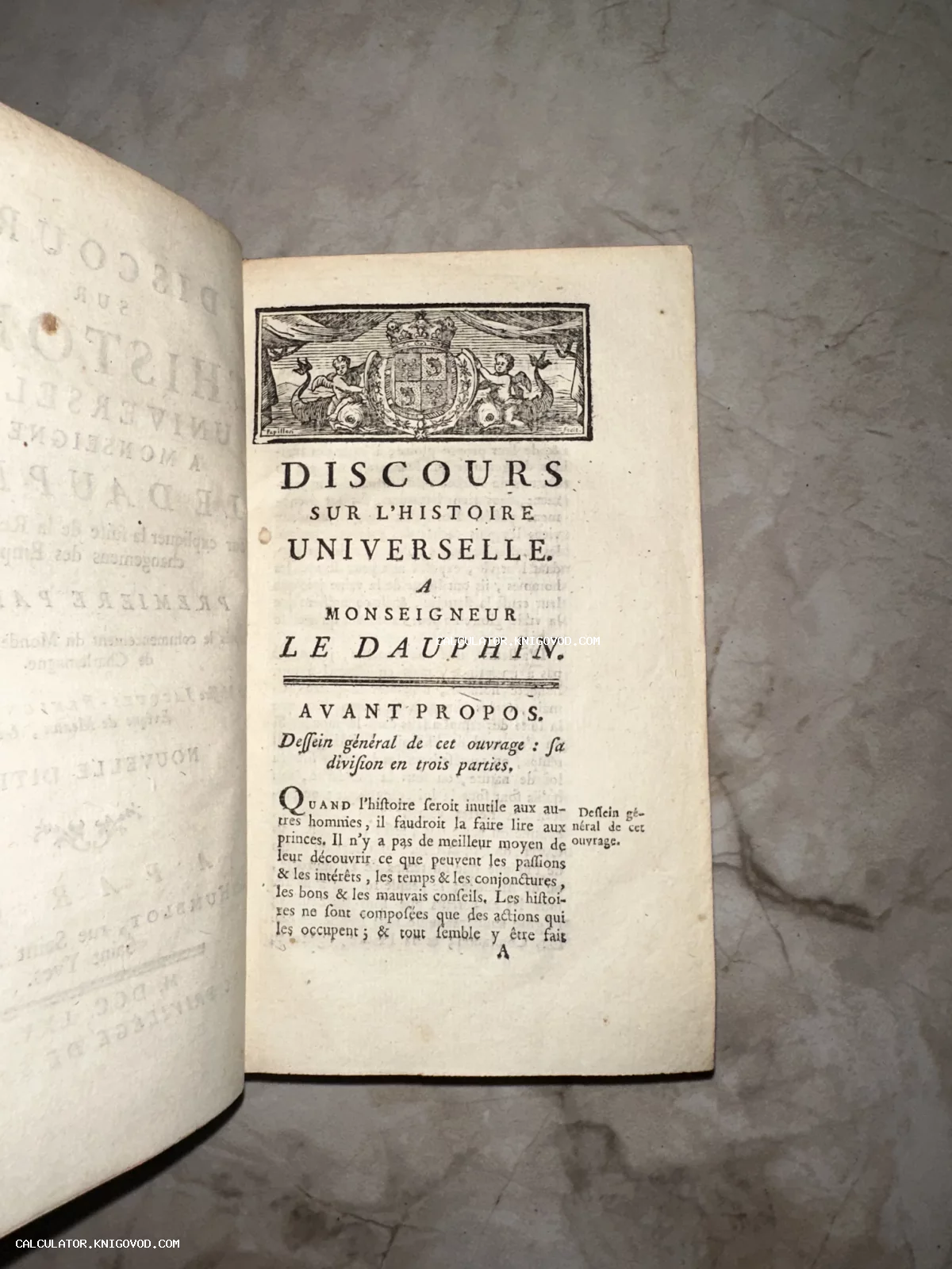 Разворот старинной книги на французском языке с заголовком Discours sur l'histoire universelle и гравированной виньеткой.