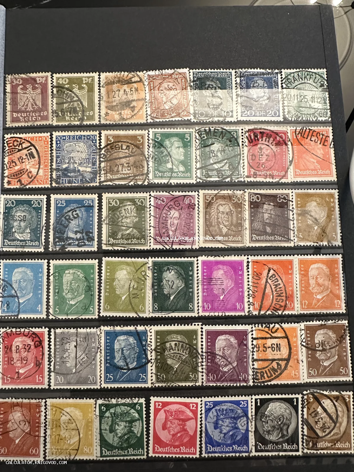Альбомный лист с рядами антикварных немецких почтовых марок с портретами исторических личностей и почтовыми штемпелями.