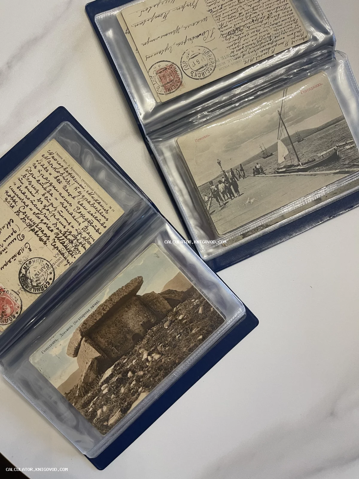 Альбом с антикварными открытками начала XX века: виды Геленджика, рукописные письма и почтовые марки.