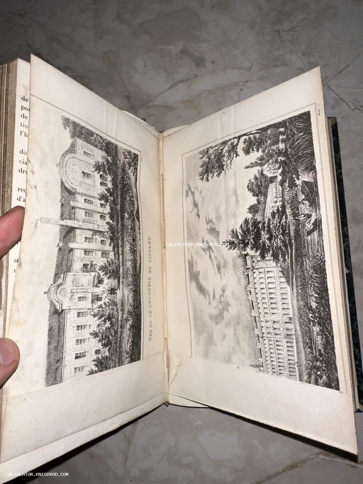 Разворот старинной книги с двумя черно-белыми литографиями, изображающими архитектуру сахарного завода в Сито (Vue de la Sucrerie de Citeaux).