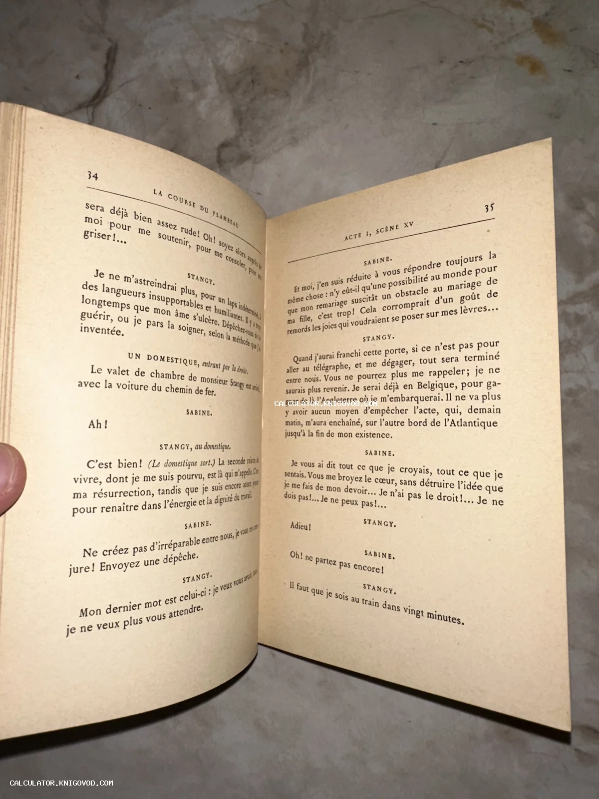 Разворот старинной книги на французском языке с текстом театральной пьесы La Course du Flambeau.