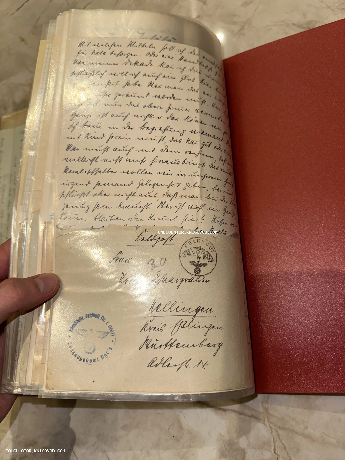 Старинное рукописное письмо на немецком языке с фрагментом конверта Feldpost и оригинальными штемпелями.