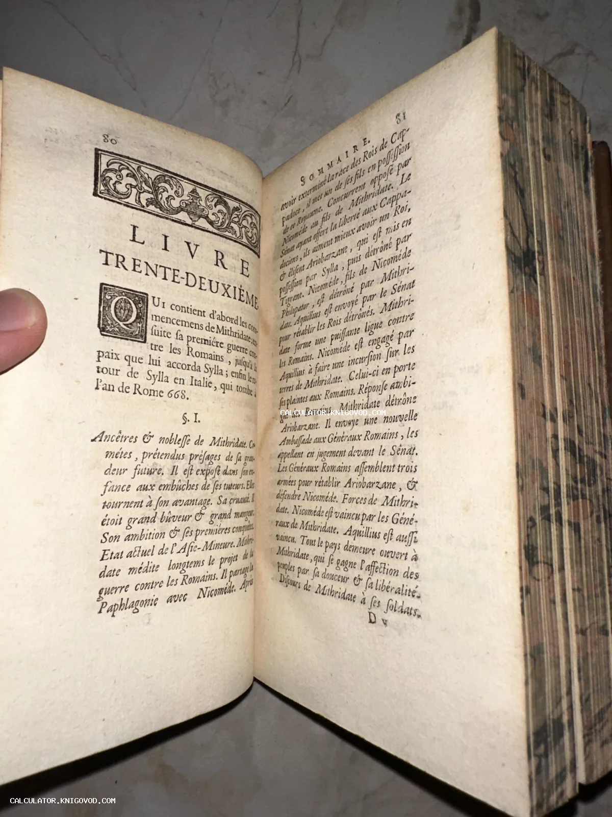 Разворот антикварной книги на французском языке с заголовком Livre Trente-Deuxième и декоративной виньеткой.