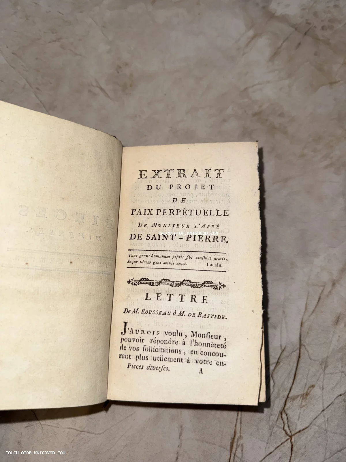 Разворот антикварной книги на французском языке с заголовком EXTRAIT DU PROJET DE PAIX PERPÉTUELLE.