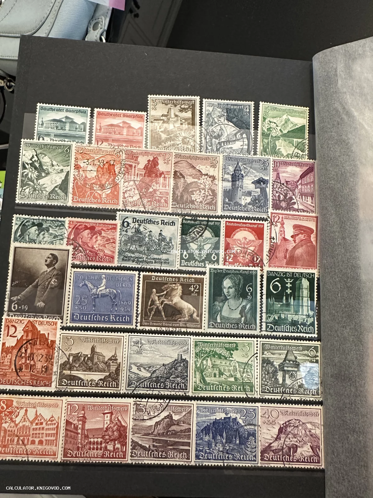 Страница черного кляссера с множеством немецких почтовых марок периода Третьего рейха с изображениями архитектуры, пейзажей и политических деятелей.