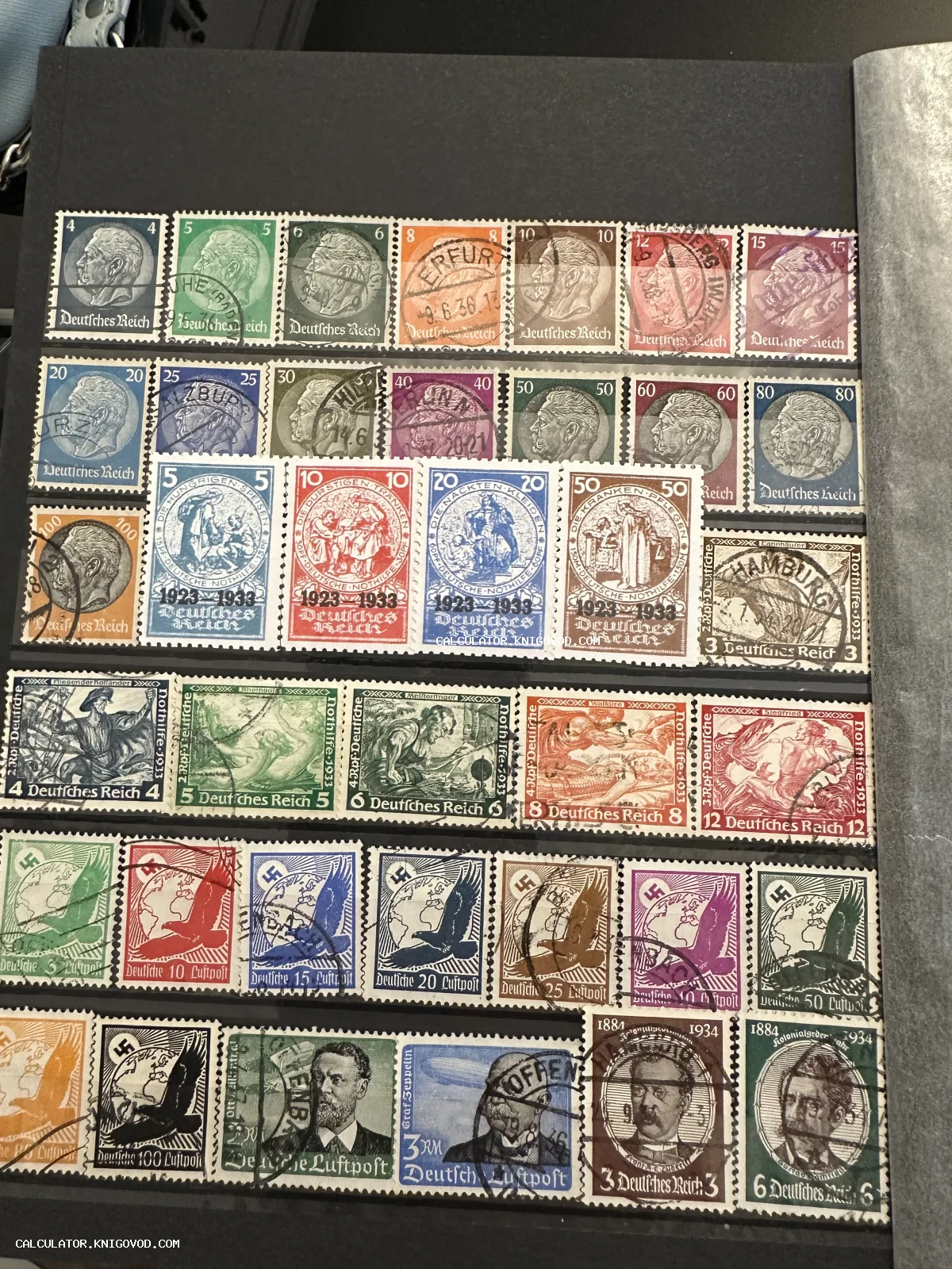 Страница черного филателистического альбома с рядами немецких почтовых марок, включая портреты Гинденбурга, оперные сюжеты и авиапочту.