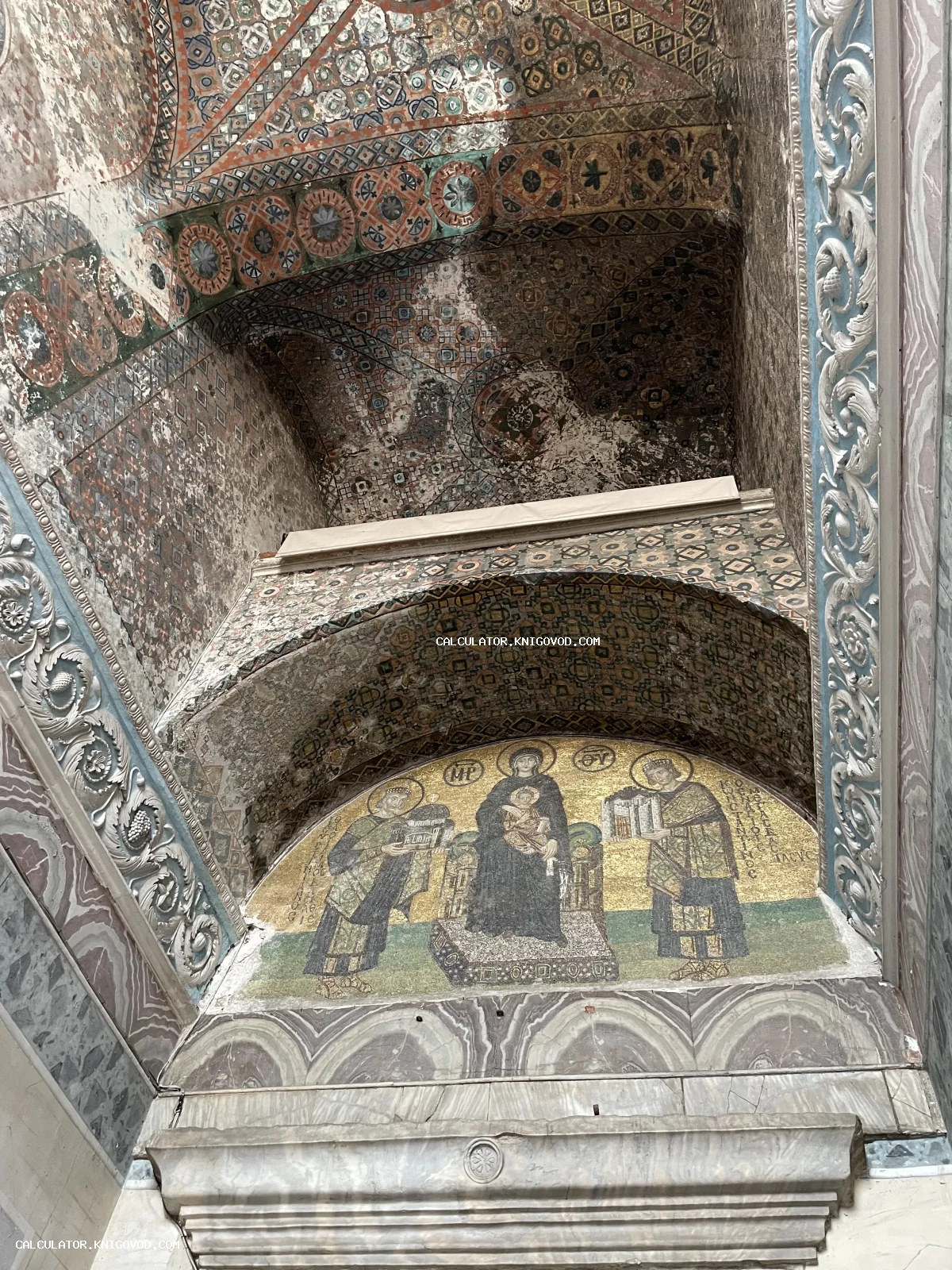 Византийская мозаика X века в соборе Святой Софии, изображающая Богоматерь с младенцем и императоров Константина и Юстиниана на золотом фоне.