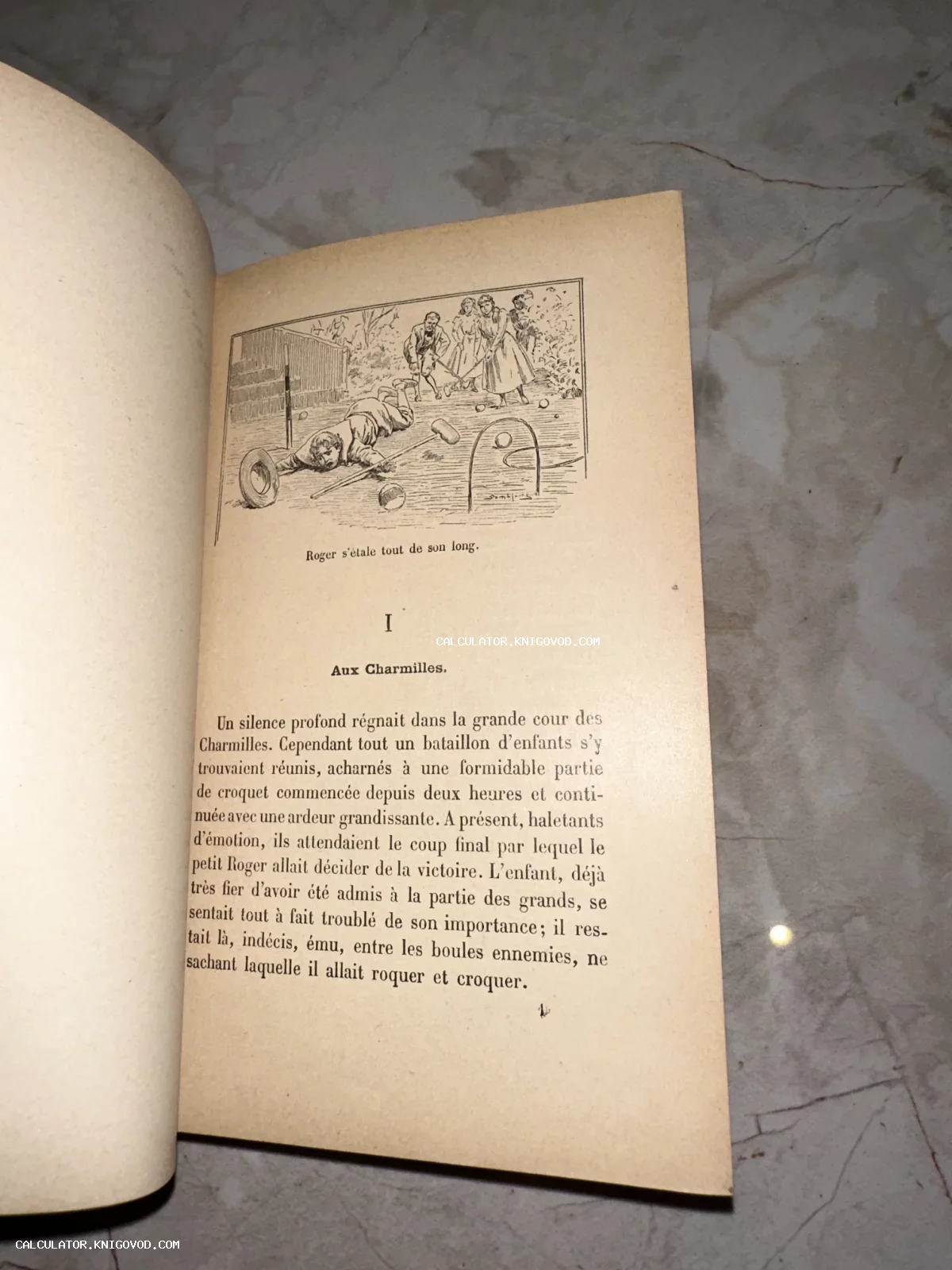 Разворот старой французской книги с черно-белой гравюрой, изображающей мальчика, упавшего во время игры в крокет.