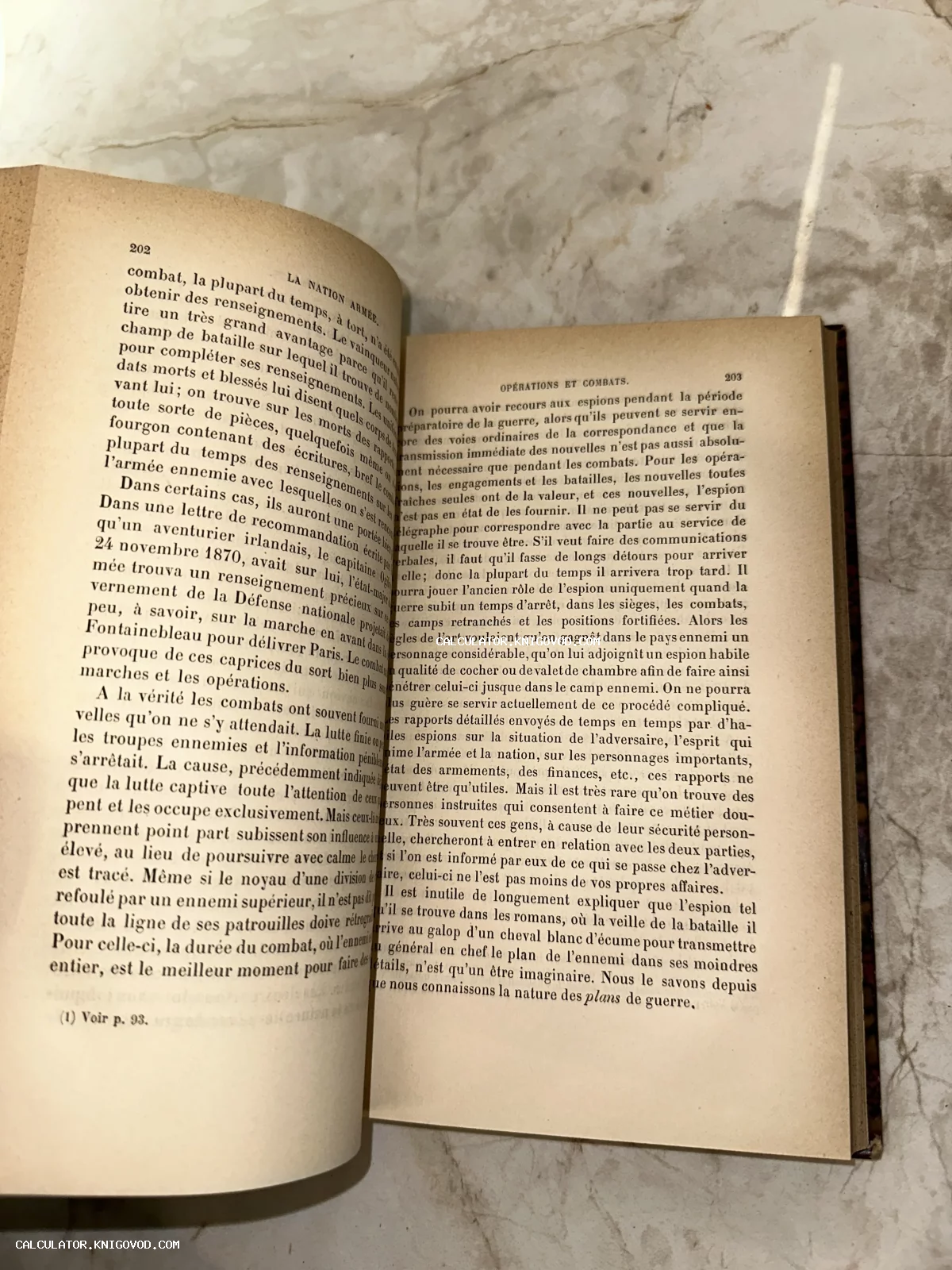 Разворот старинной французской книги с текстом о военных операциях, тактике и разведке XIX века.