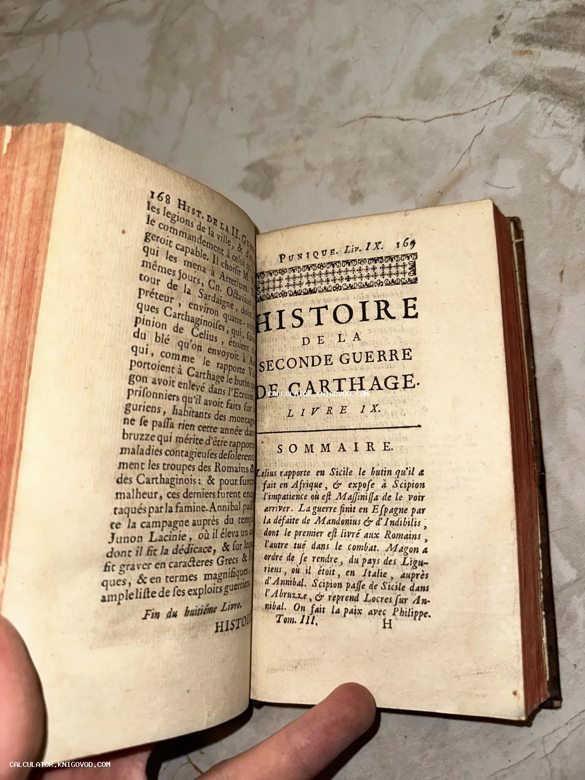 Разворот старинной французской книги с заголовком Histoire de la seconde guerre de Carthage, напечатанной на плотной пожелтевшей бумаге.