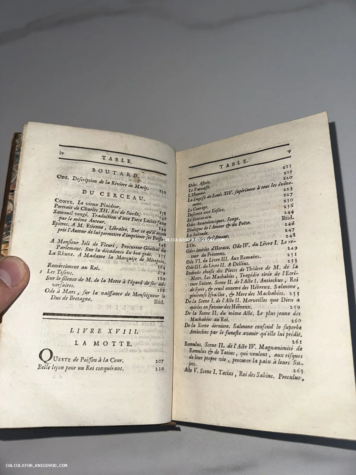 Разворот старинной книги на французском языке с оглавлением, содержащим произведения Ла Мотта и оды Горация.