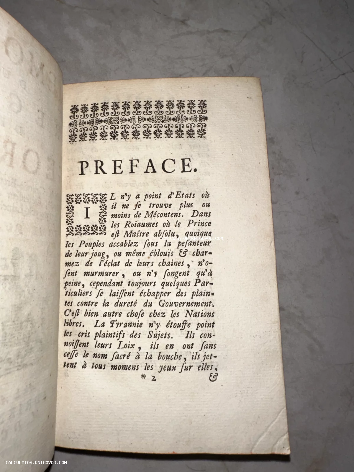 Разворот старинной книги на французском языке с заголовком PREFACE, декоративным типографским орнаментом и буквицей.