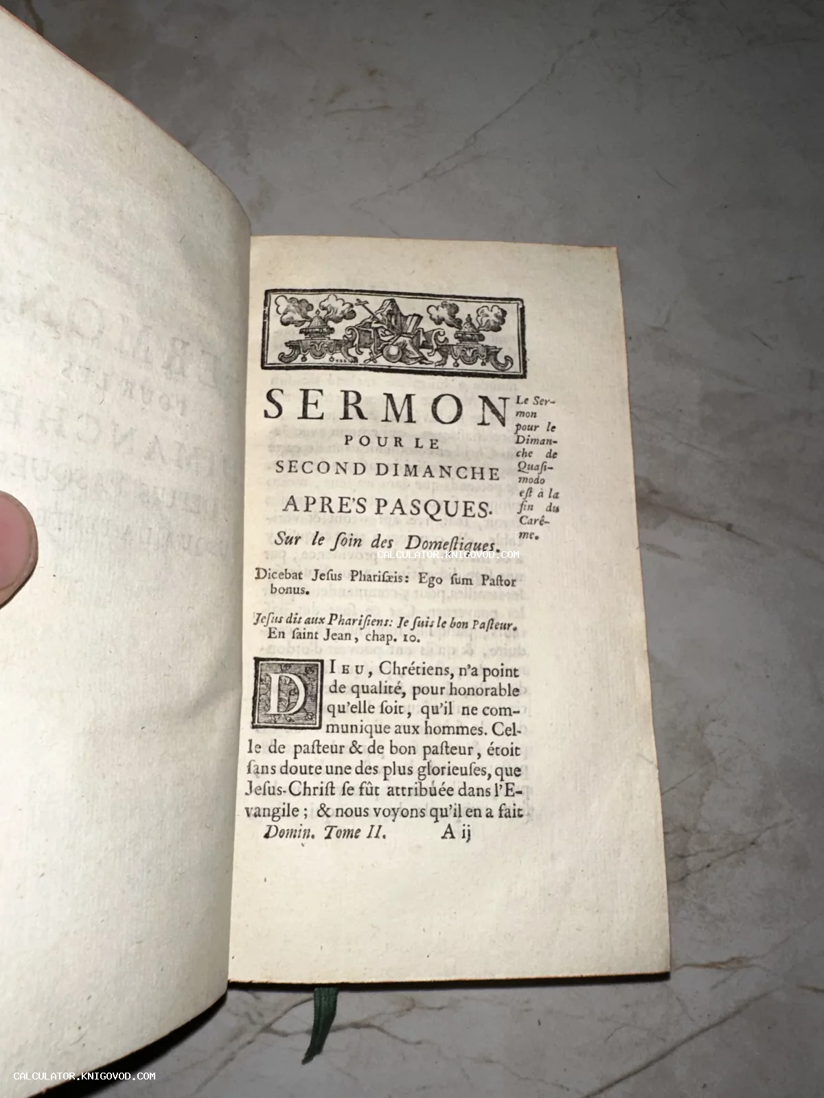 Страница старинной книги на французском языке с декоративной виньеткой и крупной буквицей.