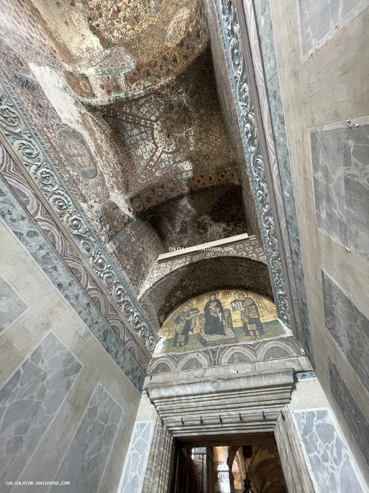 Византийская мозаика Богородицы с Младенцем и императорами над дверным проемом в соборе Святой Софии, Стамбул.