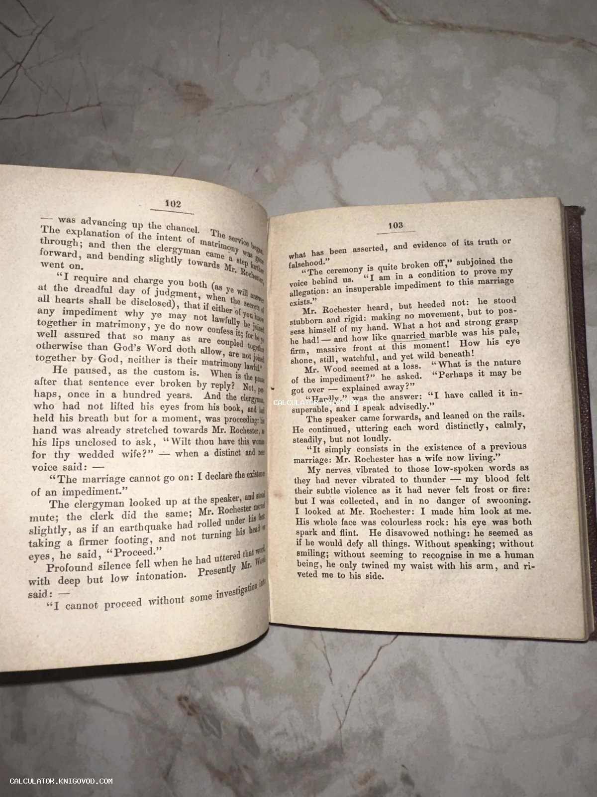 Разворот открытой старинной книги на английском языке с текстом про мистера Рочестера, страницы 102 и 103