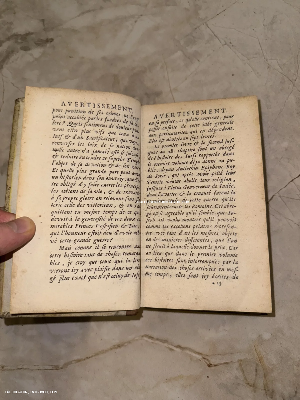 Разворот антикварной книги на французском языке с заголовком Avertissement и старым типографским шрифтом.