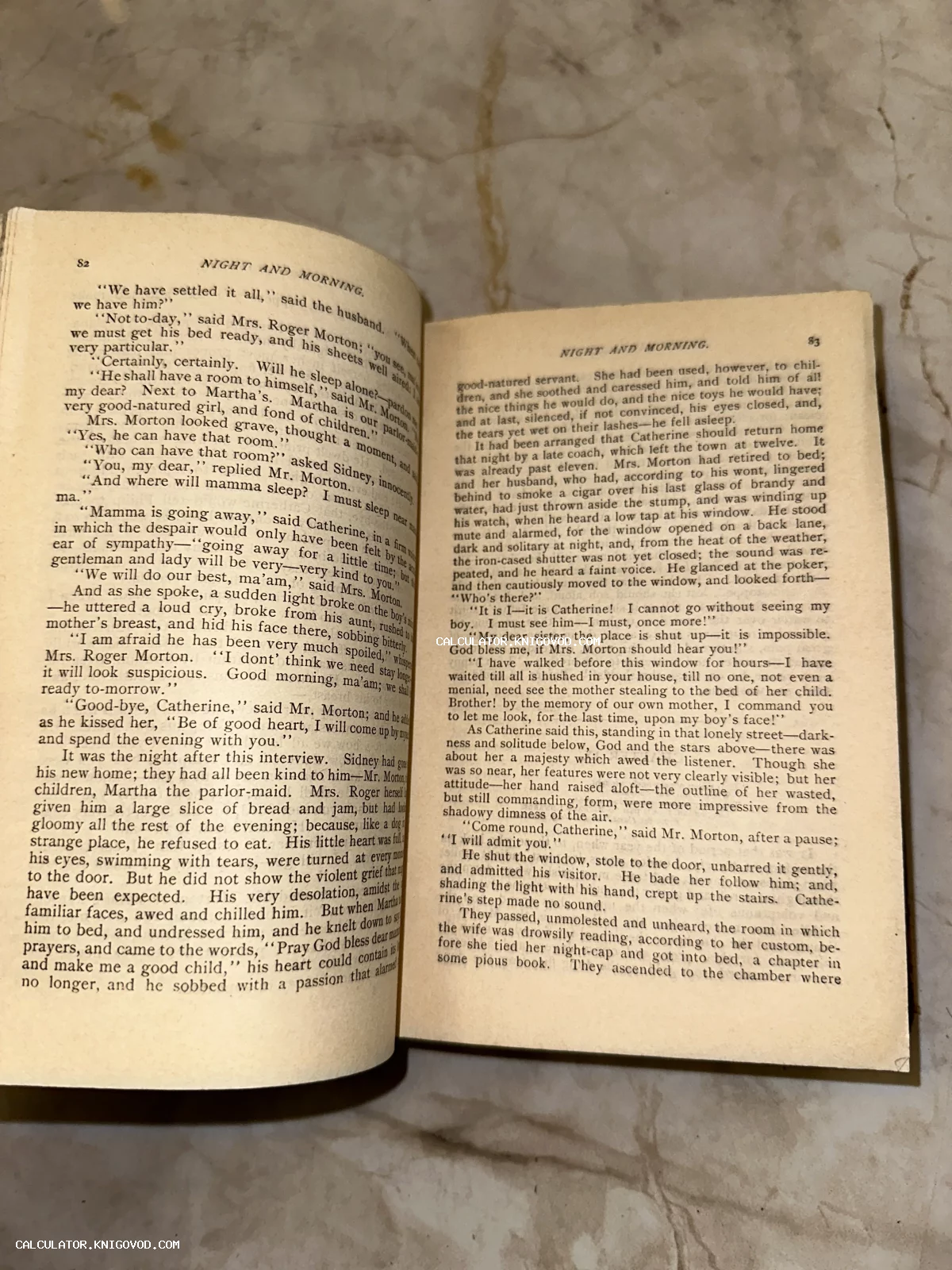 Разворот антикварной книги с пожелтевшими страницами и английским текстом на фоне мраморной поверхности.