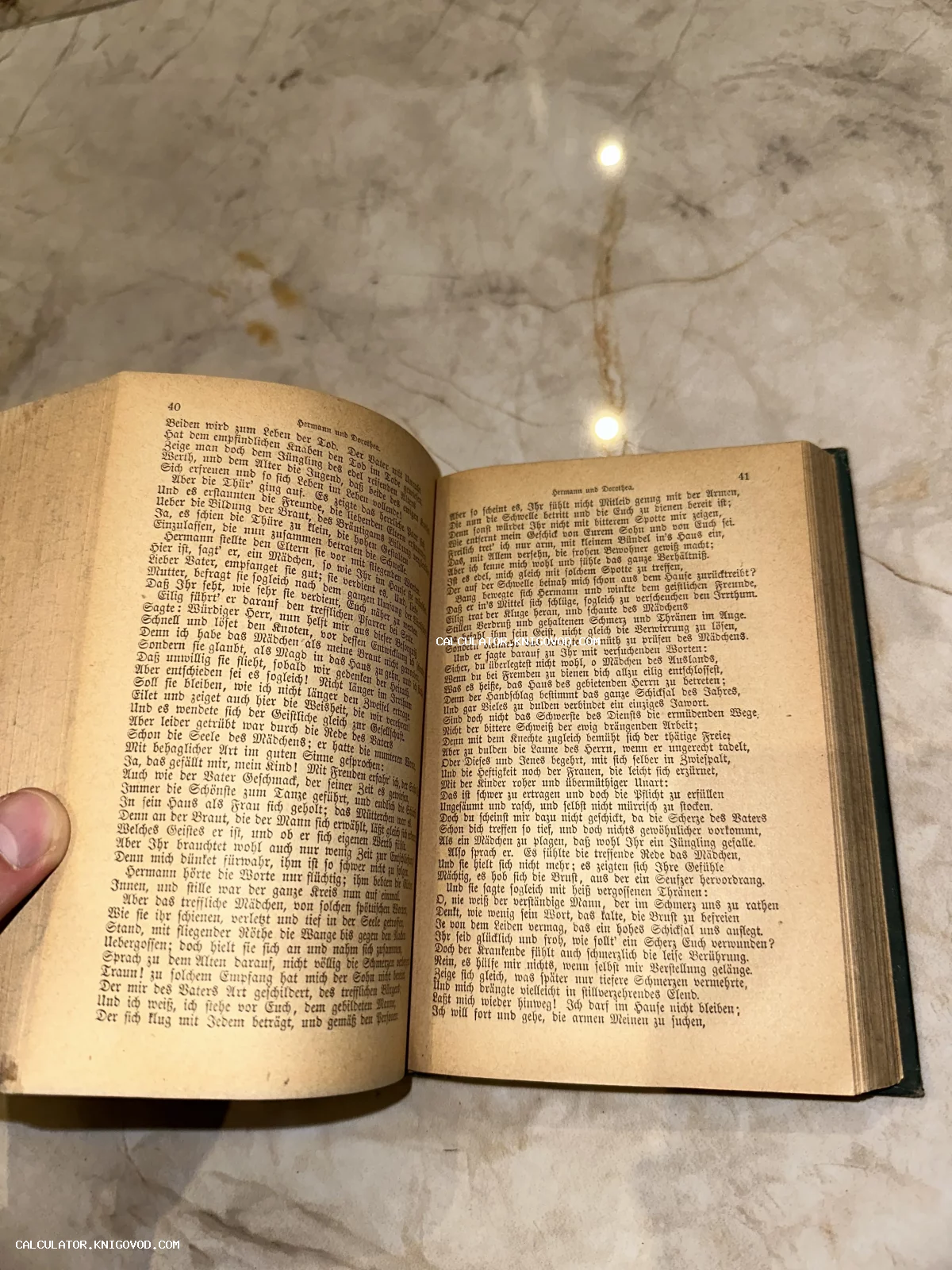 Разворот старинной немецкой книги с готическим шрифтом на пожелтевшей бумаге.