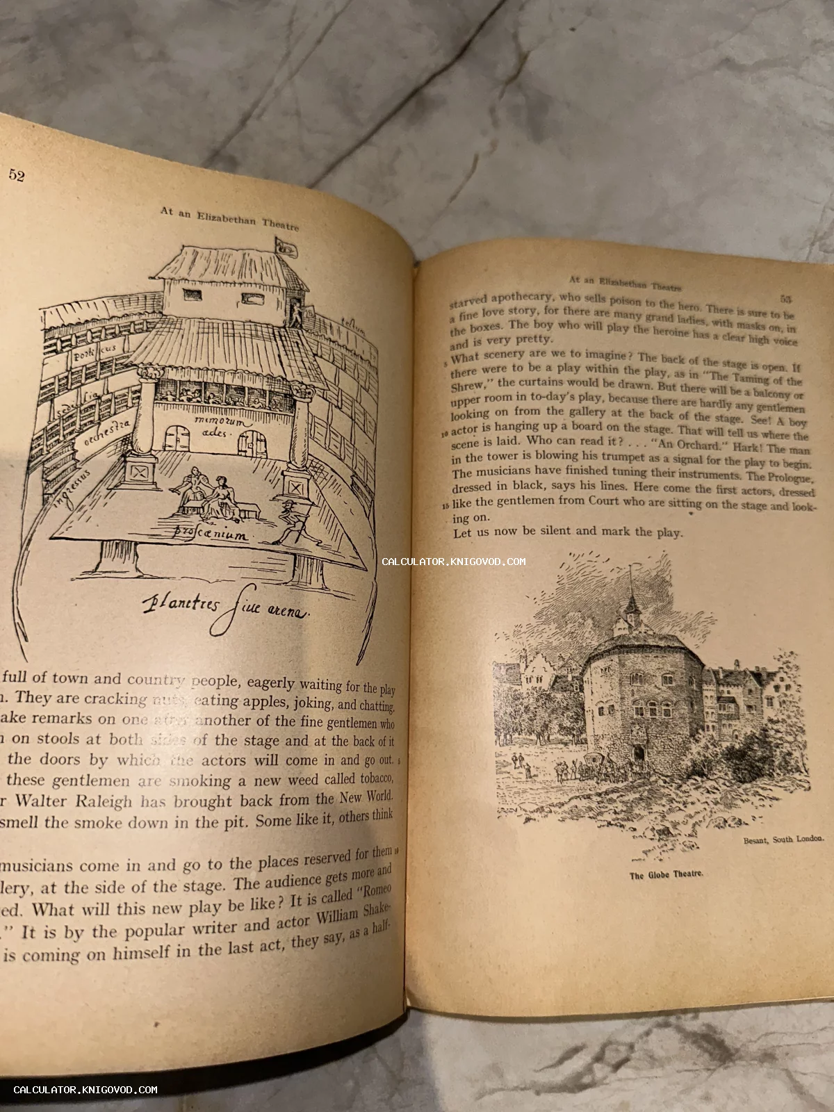 Разворот антикварной книги с чертежом внутреннего устройства и изображением фасада театра Глобус.