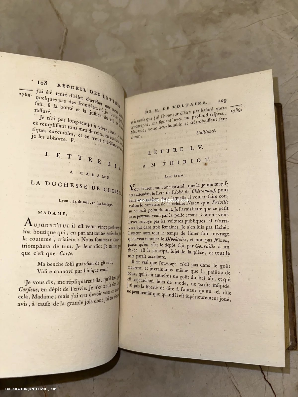 Разворот антикварной книги на французском языке с письмами Вольтера, датированными 1769 годом.