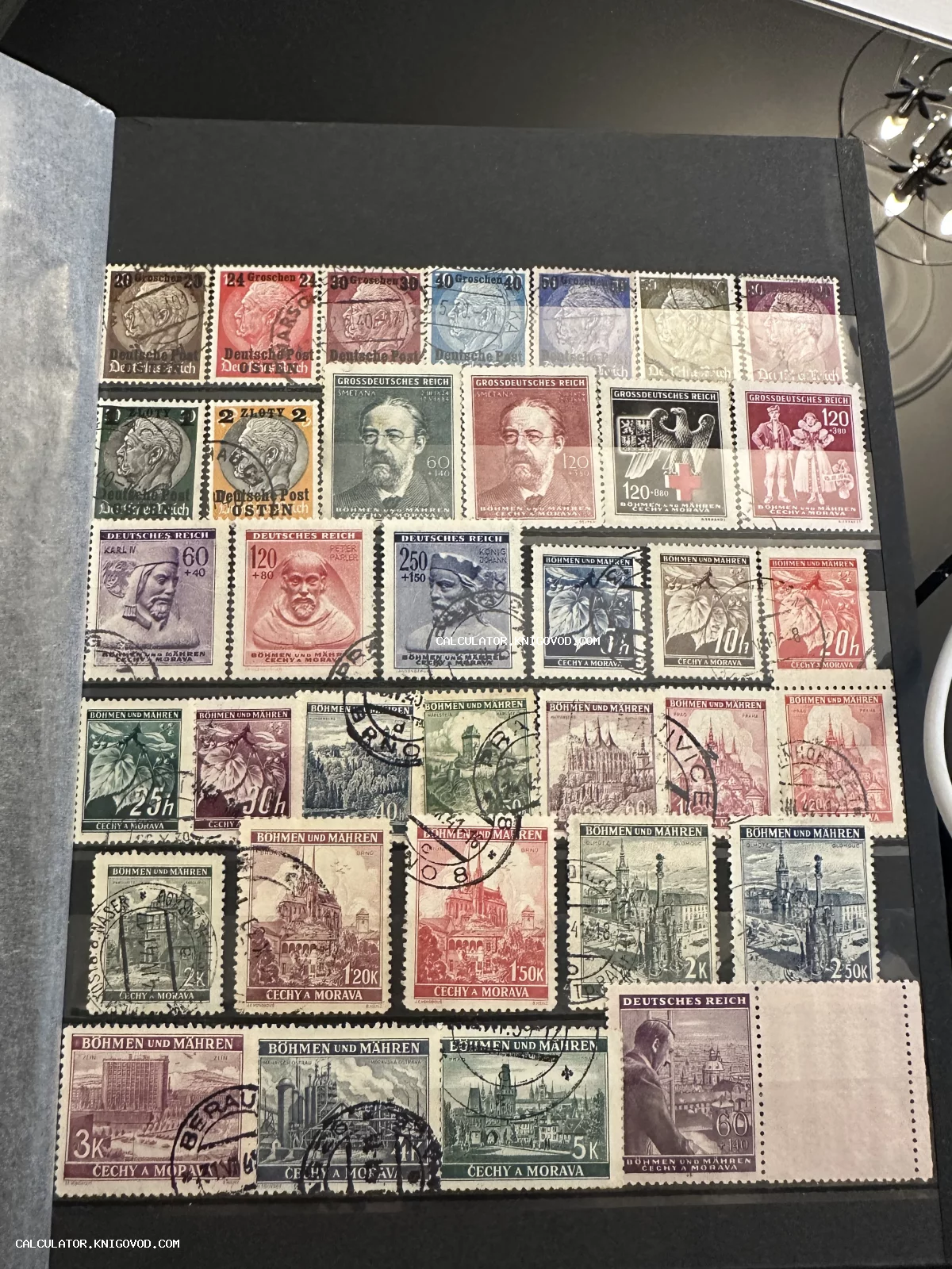 Страница черного филателистического альбома с антикварными почтовыми марками Германии и Протектората Богемии и Моравии 1940-х годов.