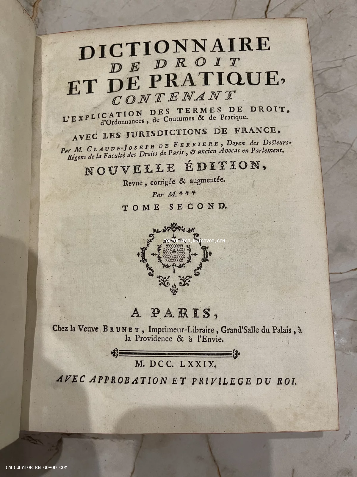 Титульный лист антикварной книги Dictionnaire de Droit et de Pratique, изданной в Париже в 1779 году.
