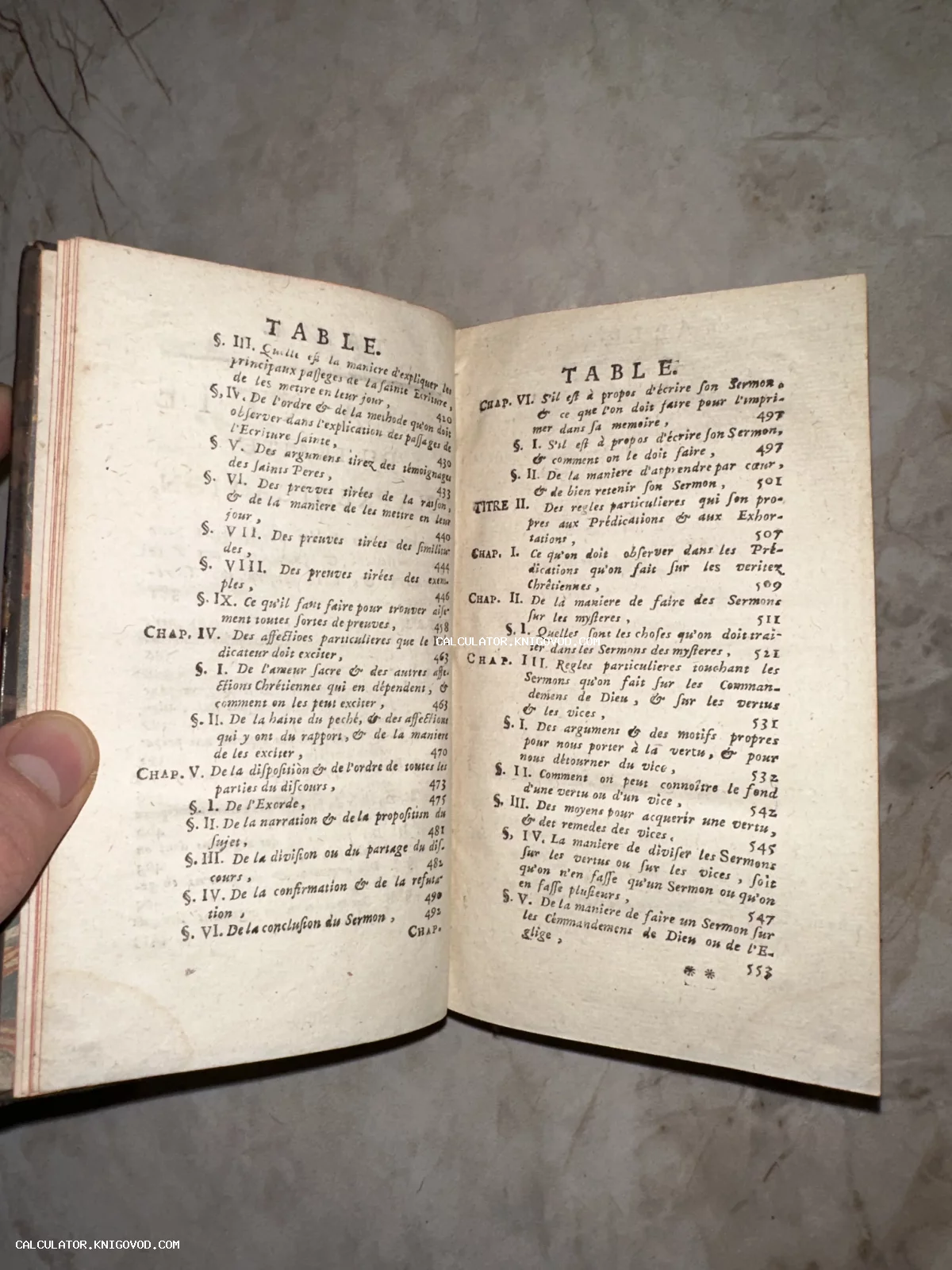 Разворот антикварной книги на французском языке с разделом Table (Оглавление) на пожелтевшей бумаге верже.