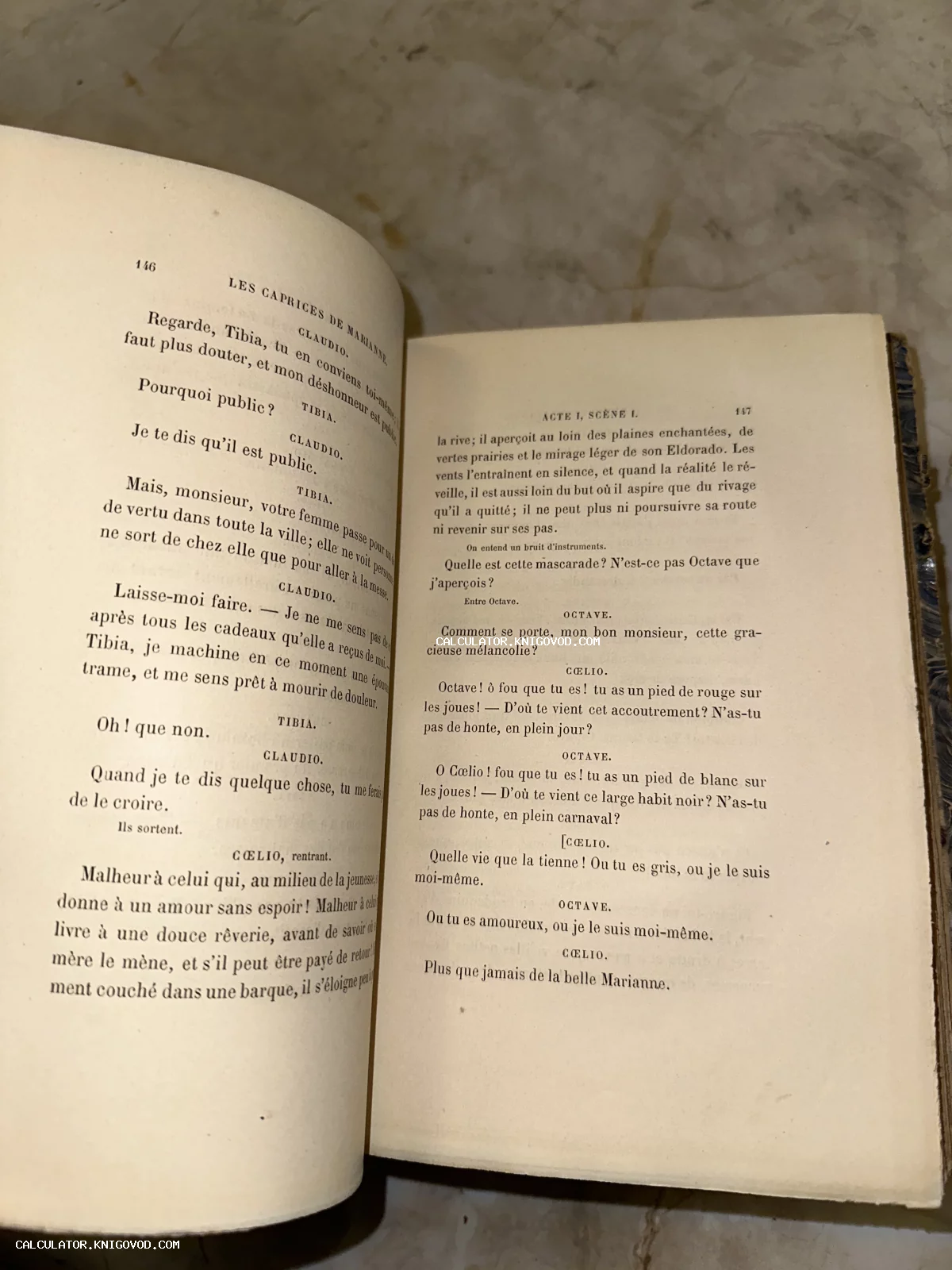 Разворот открытой антикварной книги на французском языке с текстом пьесы «Les Caprices de Marianne».