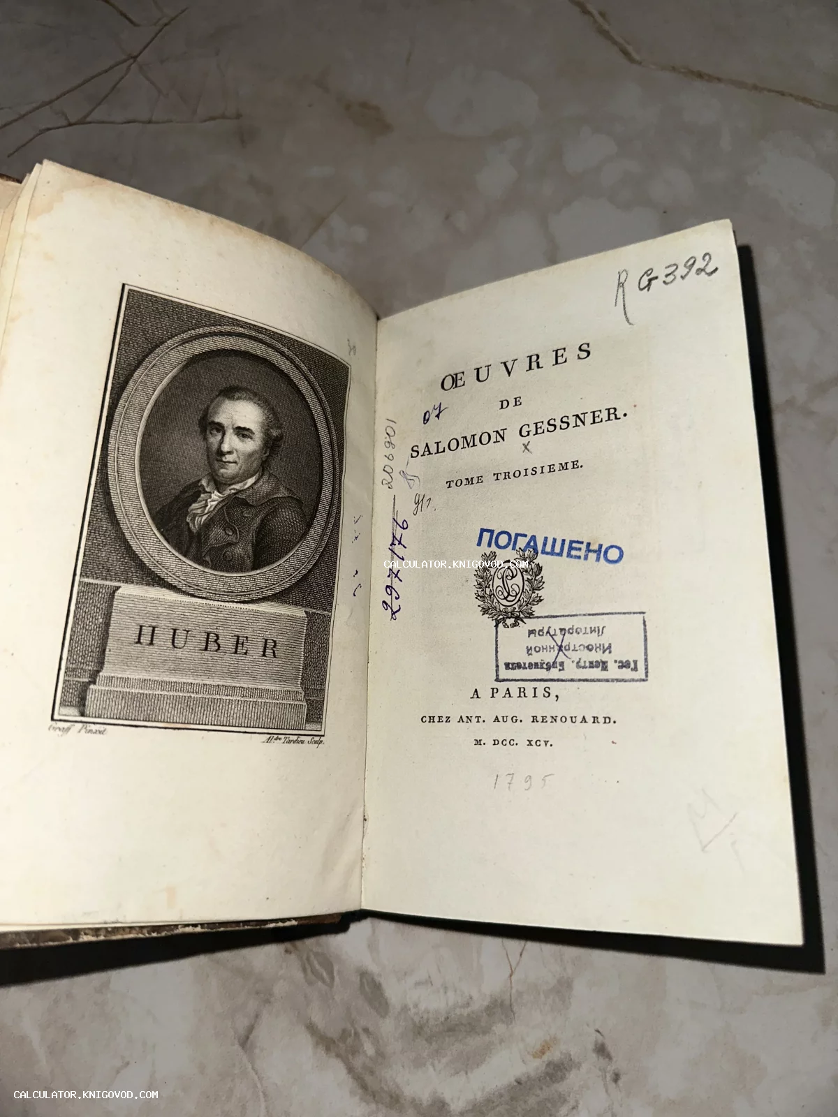Разворот антикварной книги 1795 года с портретом Юбера и титульным листом на французском языке.
