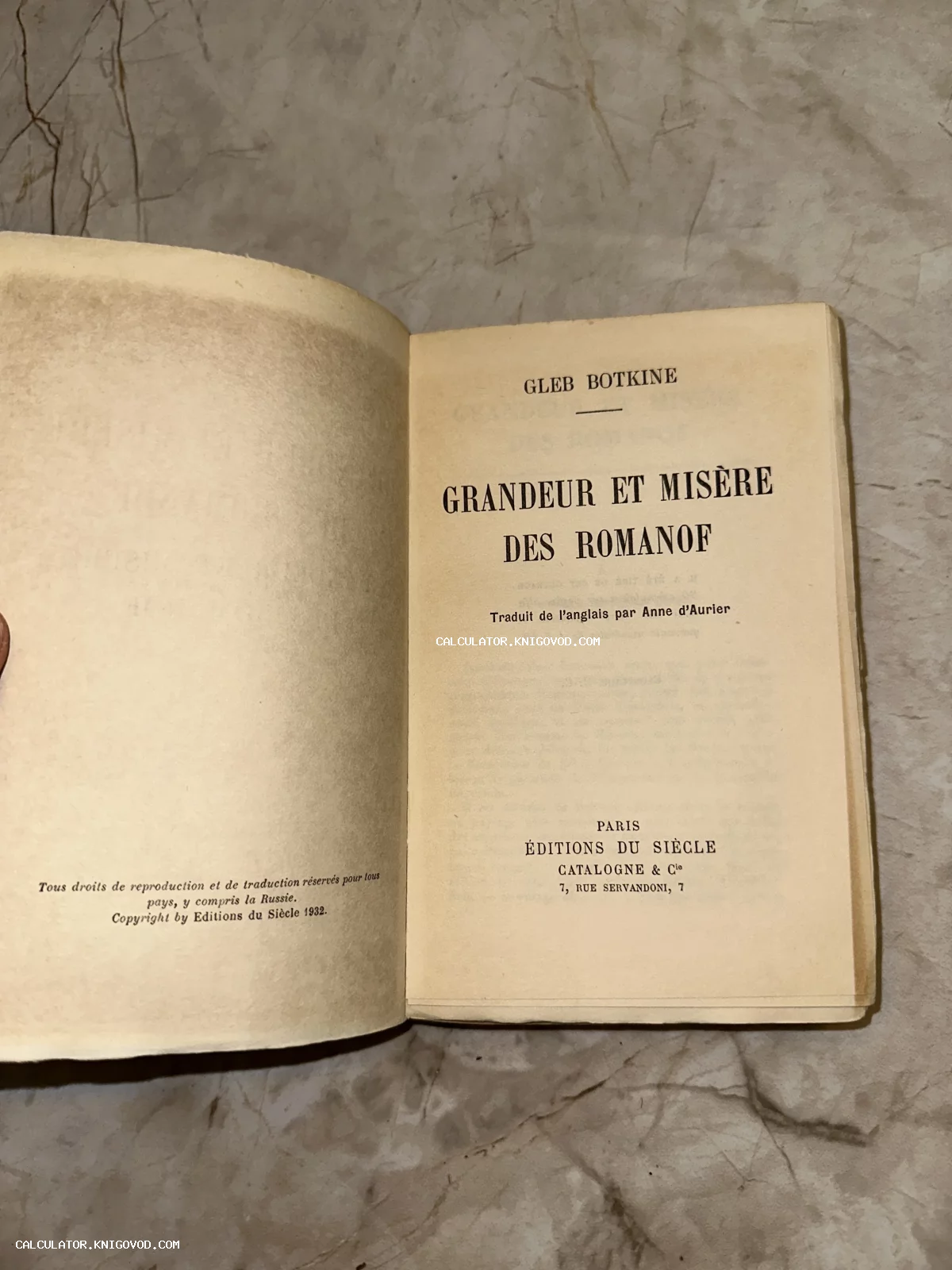 Разворот титульного листа антикварной книги Глеба Боткина на французском языке о династии Романовых.