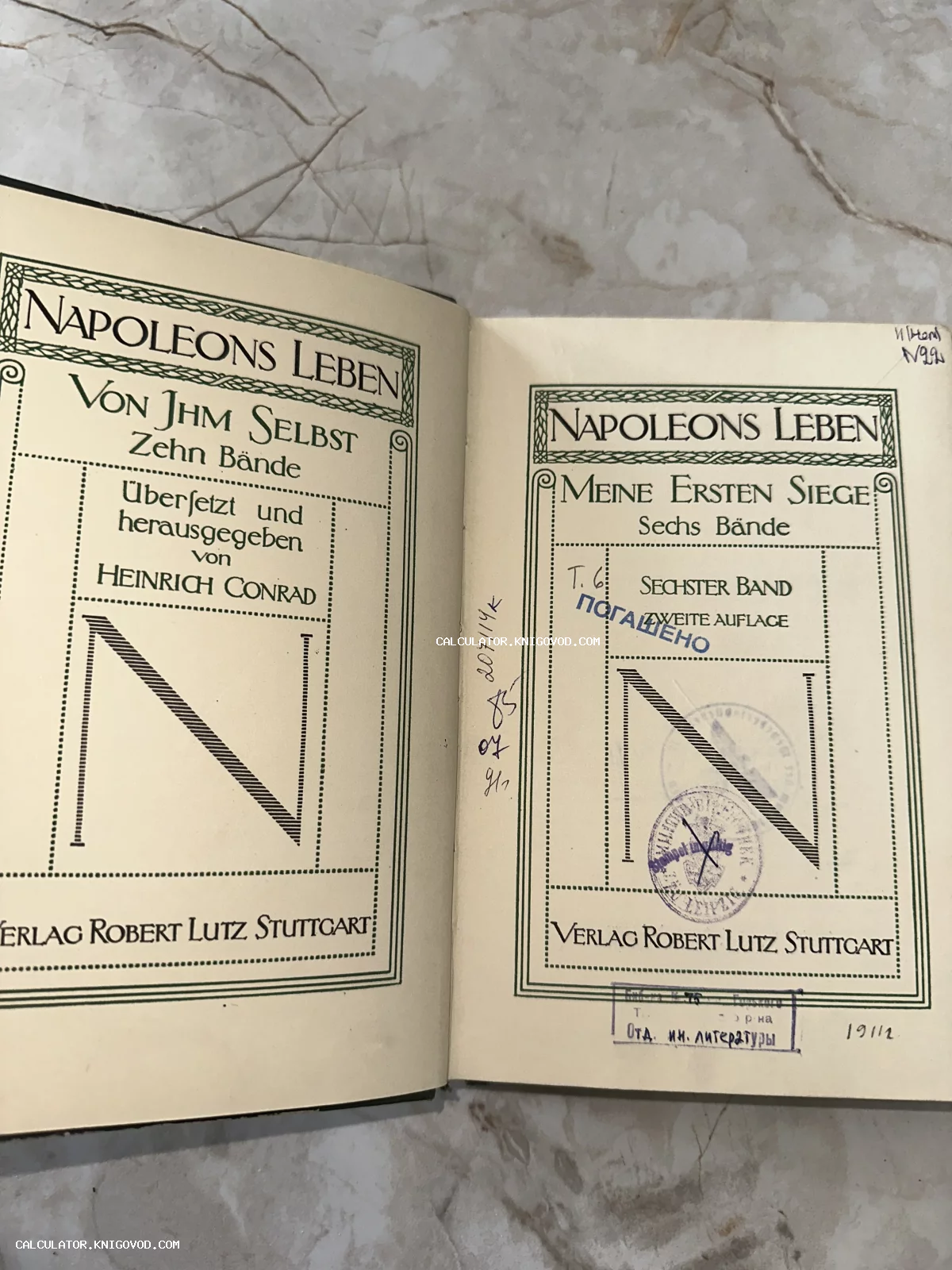 Титульный лист немецкого издания книги «Napoleons Leben» с декоративным оформлением в стиле модерн и библиотечными печатями.