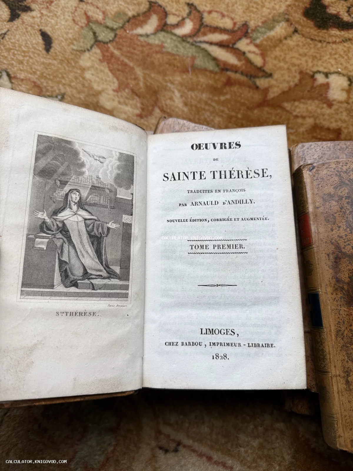 Разворот антикварной книги 1828 года с заголовком Oeuvres de Sainte Thérèse и гравюрным портретом святой.