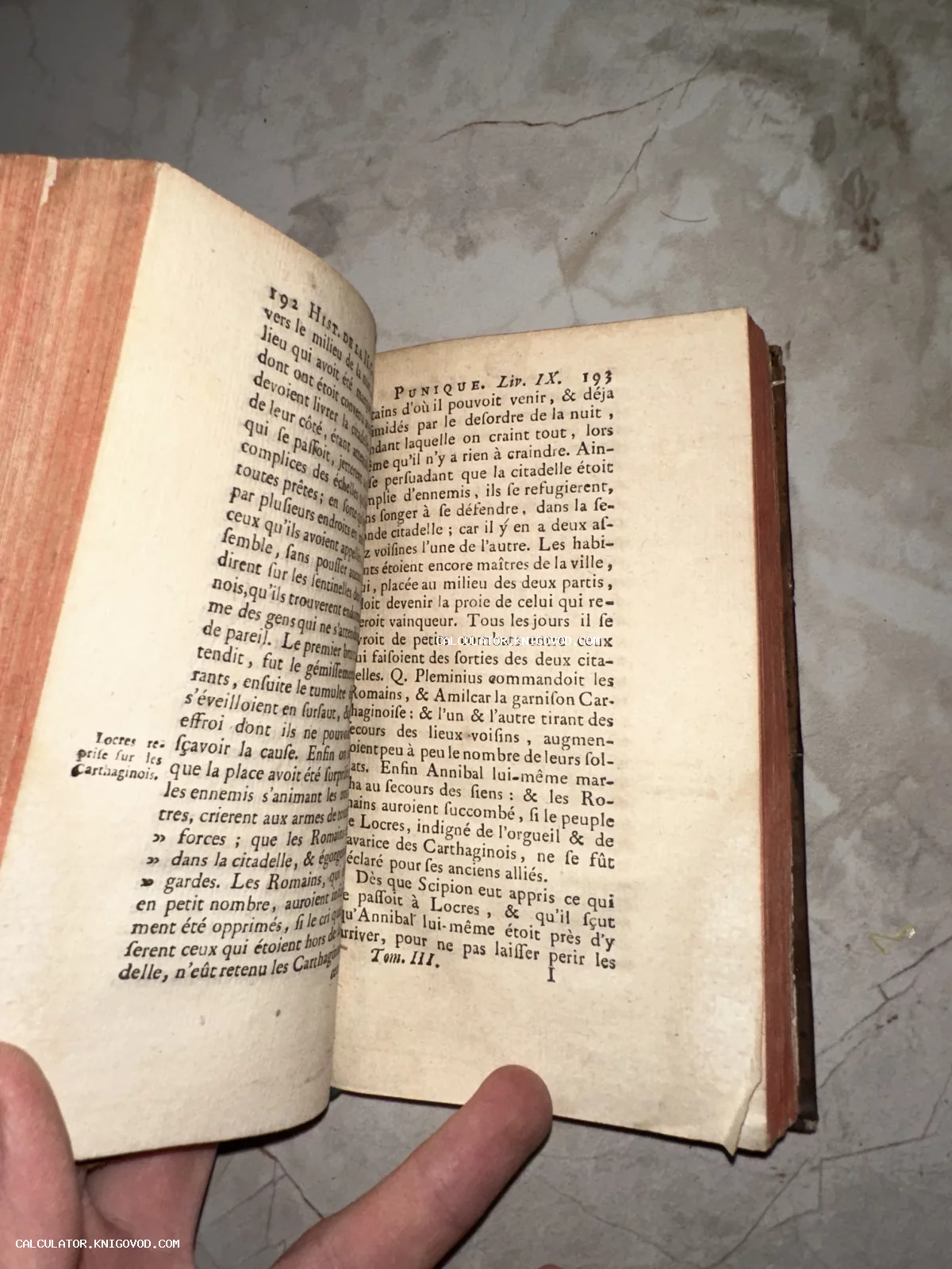 Разворот старинной книги XVIII века с текстом на французском языке о Ганнибале и Сципионе.