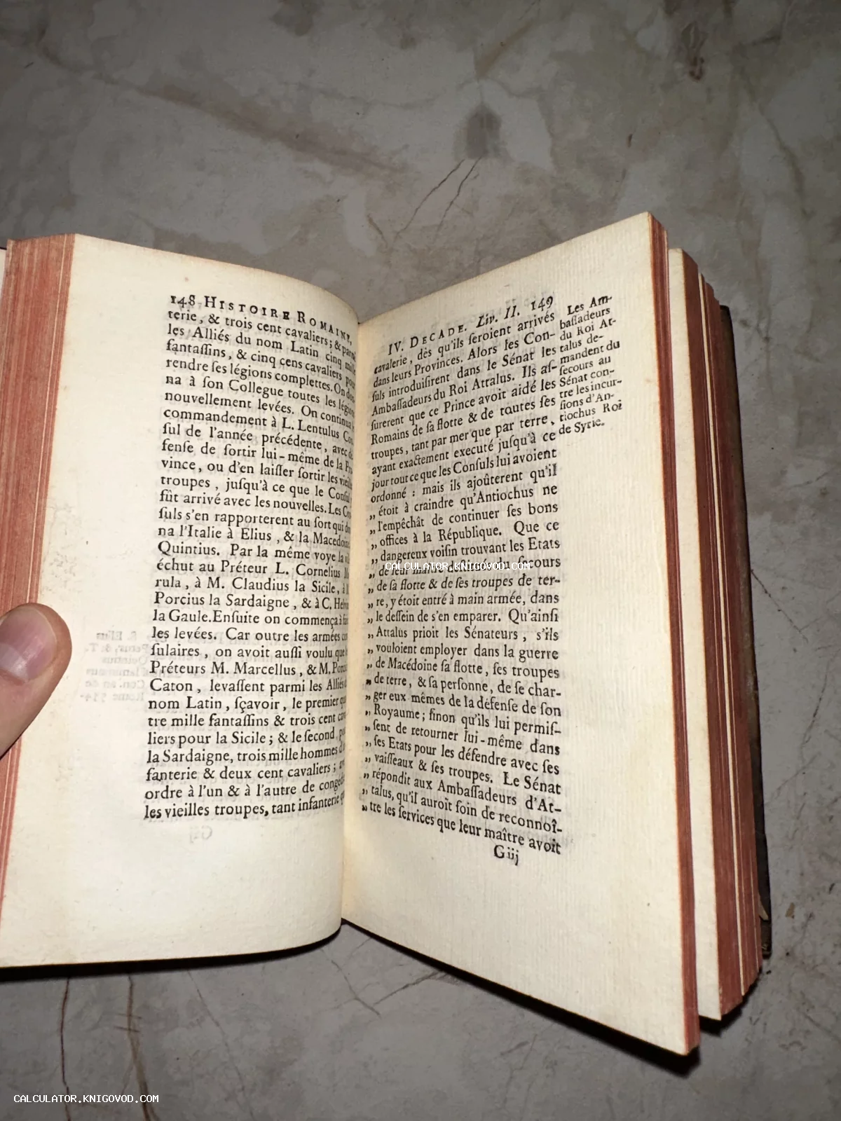 Разворот старинной книги с текстом на французском языке, заголовок Histoire Romaine, страницы с красным обрезом.