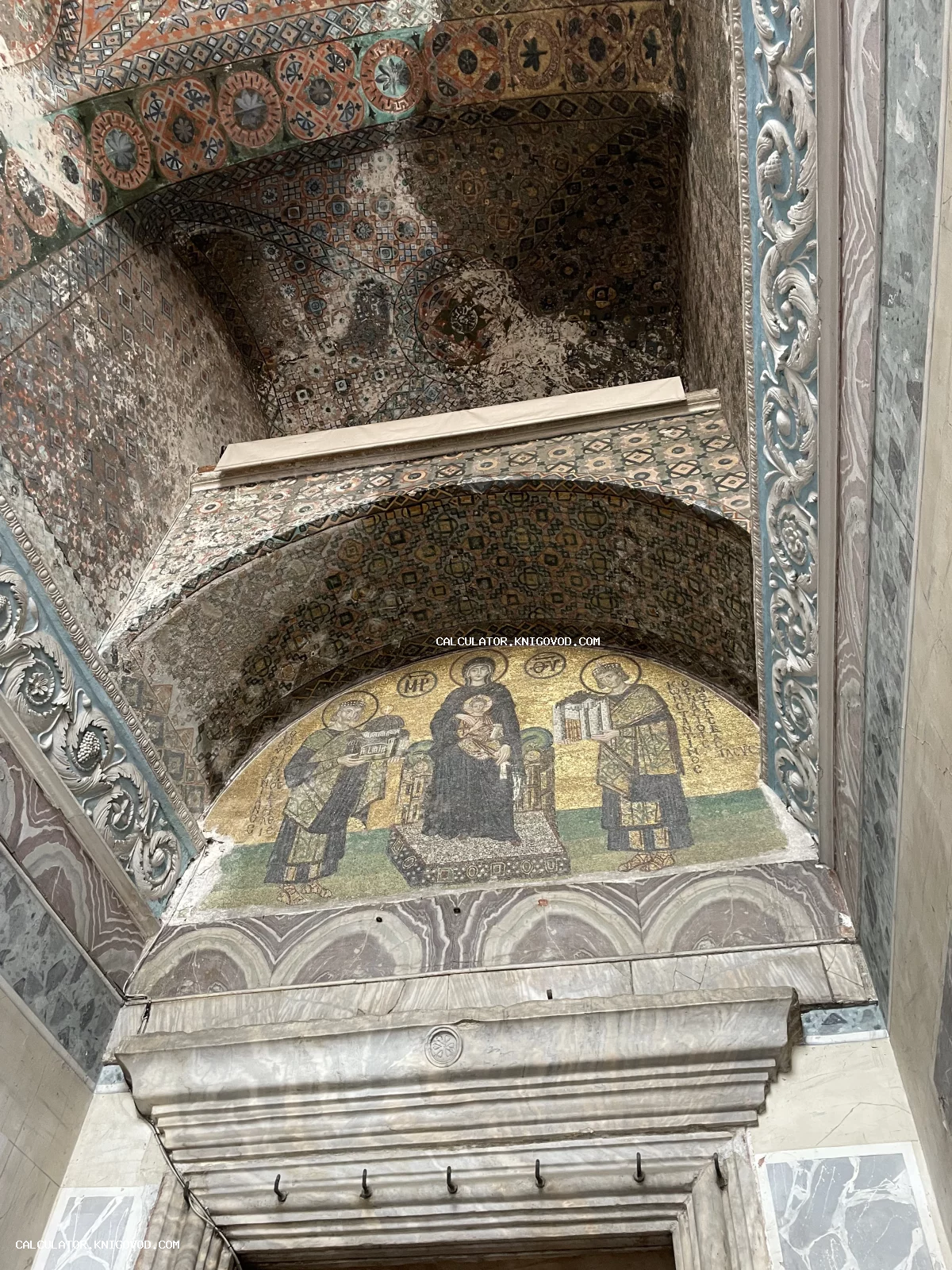 Древняя византийская мозаика над дверным проемом с изображением Богородицы с младенцем, императоров Константина и Юстиниана.