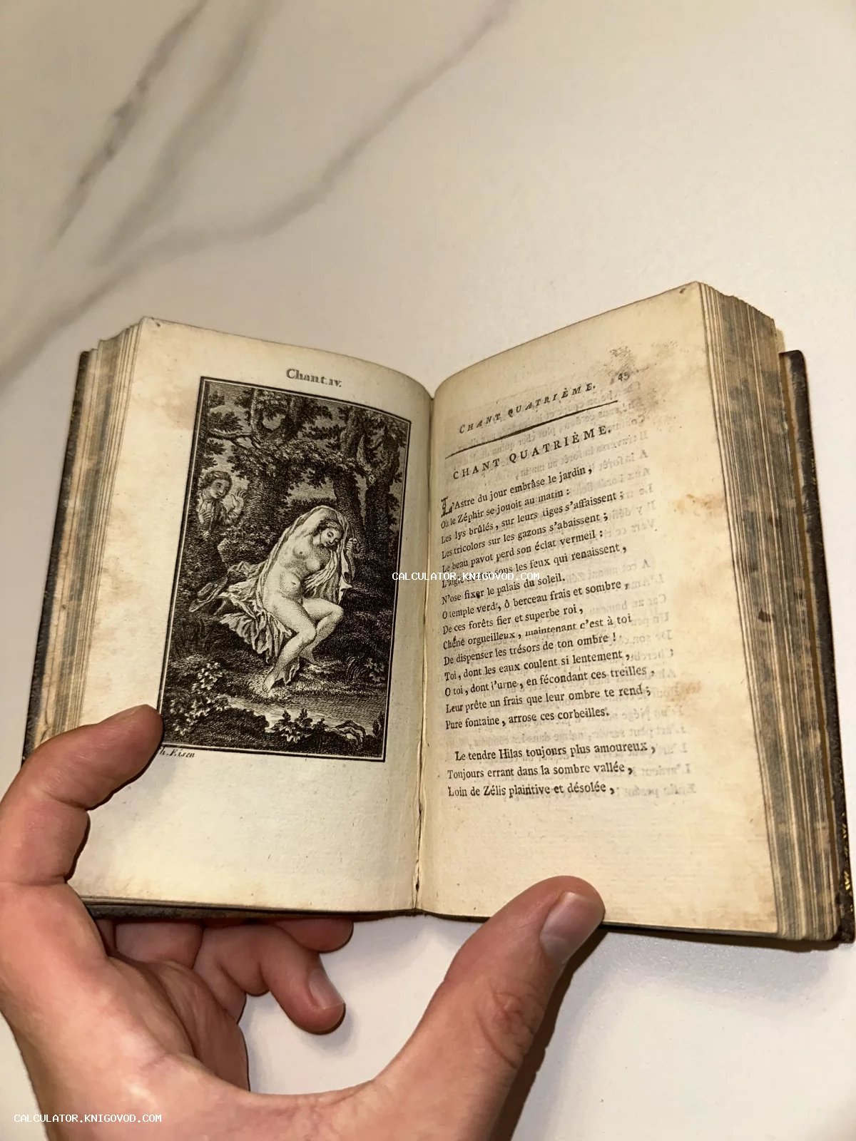 Разворот старинной книги на французском языке с детальной черно-белой гравюрой спящей нимфы и текстом четвертой песни.
