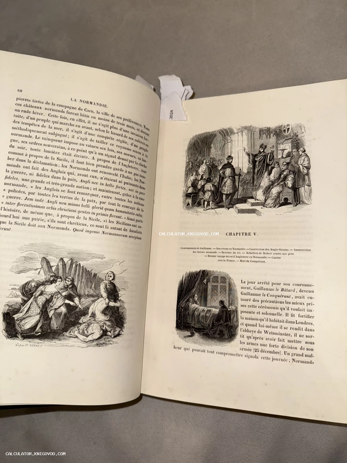 Разворот антикварной книги на французском языке с гравюрами, изображающими коронацию и исторические сцены.