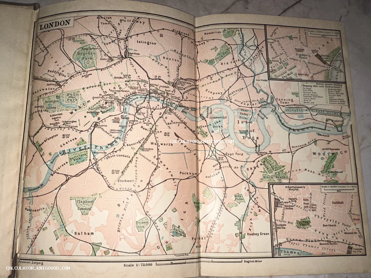 Разворот старинной книги с подробной картой Лондона, на которой изображены районы, Темза, парки и железные дороги.