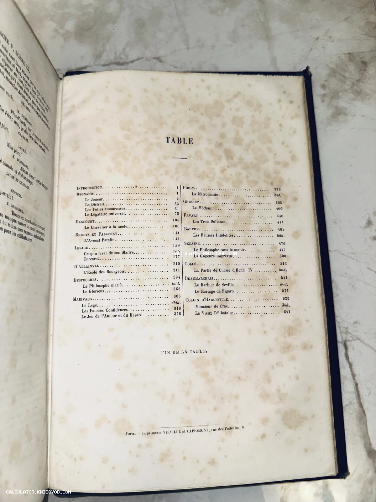 Разворот старинной книги со страницей оглавления на французском языке, упоминающей Бомарше и Мариво, с характерными пятнами времени.