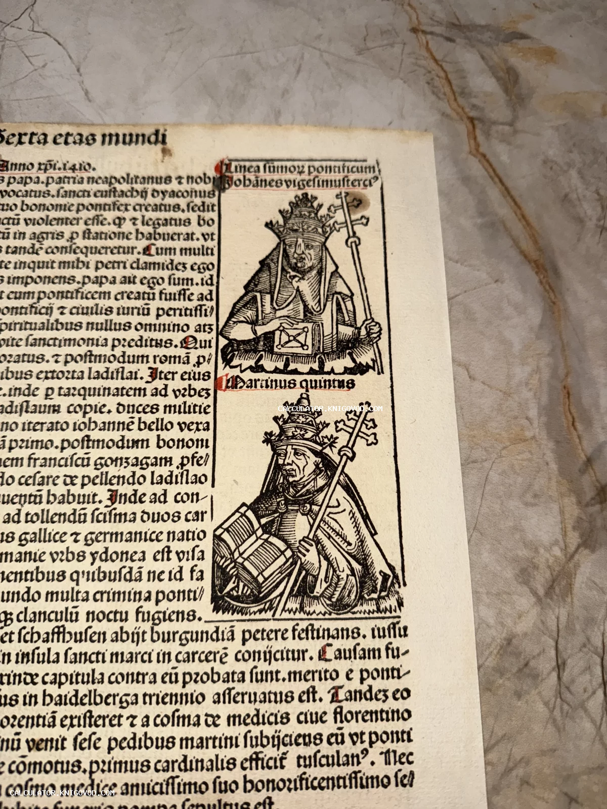 Страница старинной инкунабулы с готическим шрифтом и двумя гравюрами на дереве, изображающими римских пап.