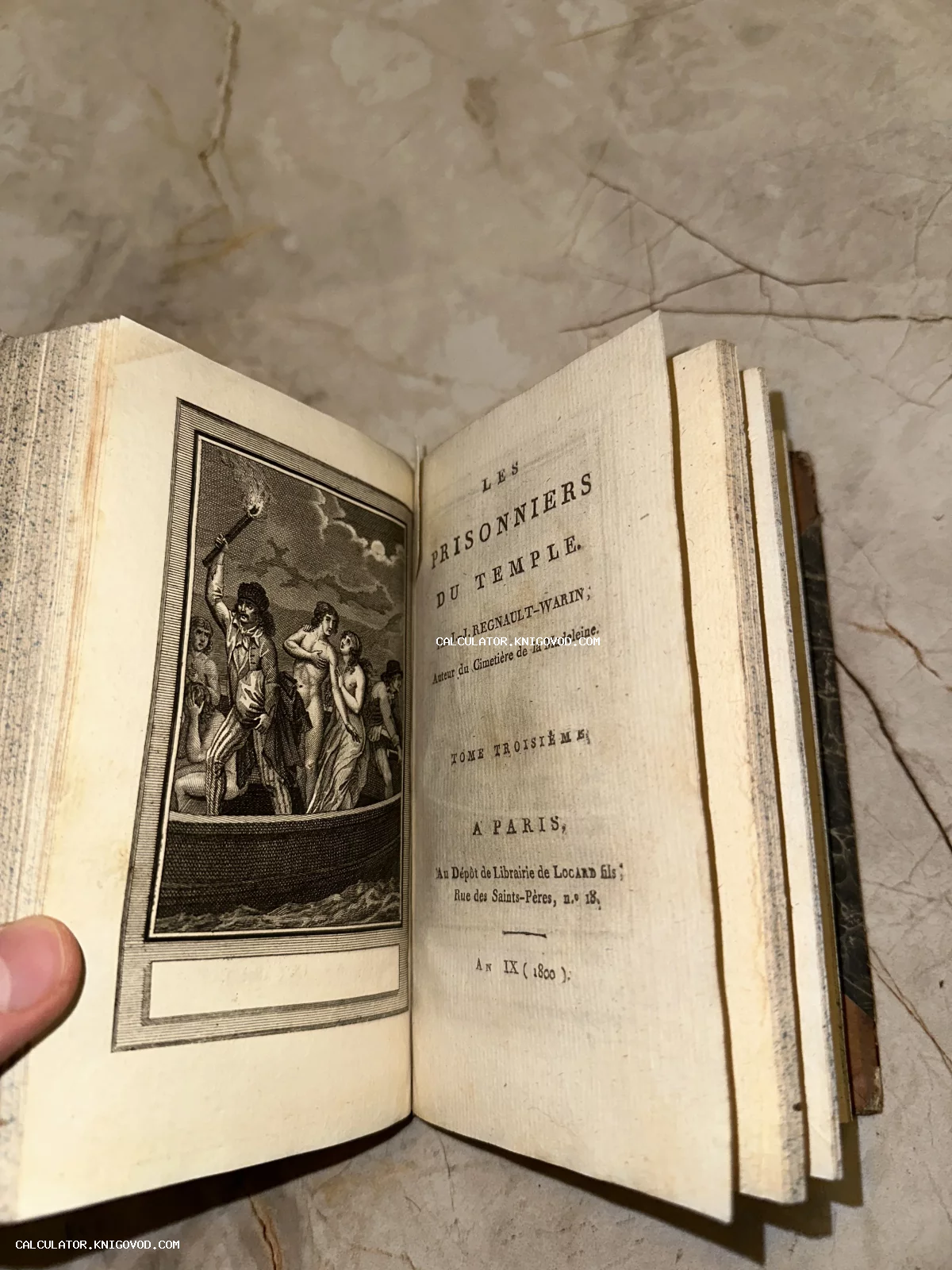 Разворот старинной французской книги с гравюрой на фронтисписе и титульным листом издания 1800 года.