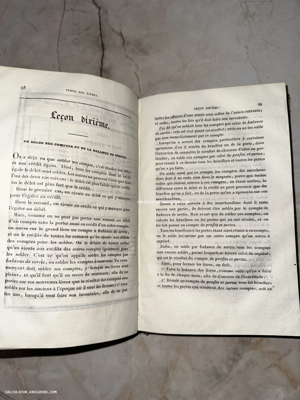 Разворот антикварной книги на французском языке с заголовком Leçon dixième, текст посвящен правилам ведения отчетности.