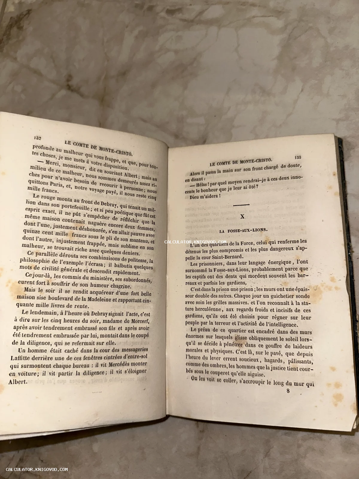 Разворот старинной книги Александра Дюма «Граф Монте-Кристо» на французском языке с пожелтевшими страницами и следами времени.