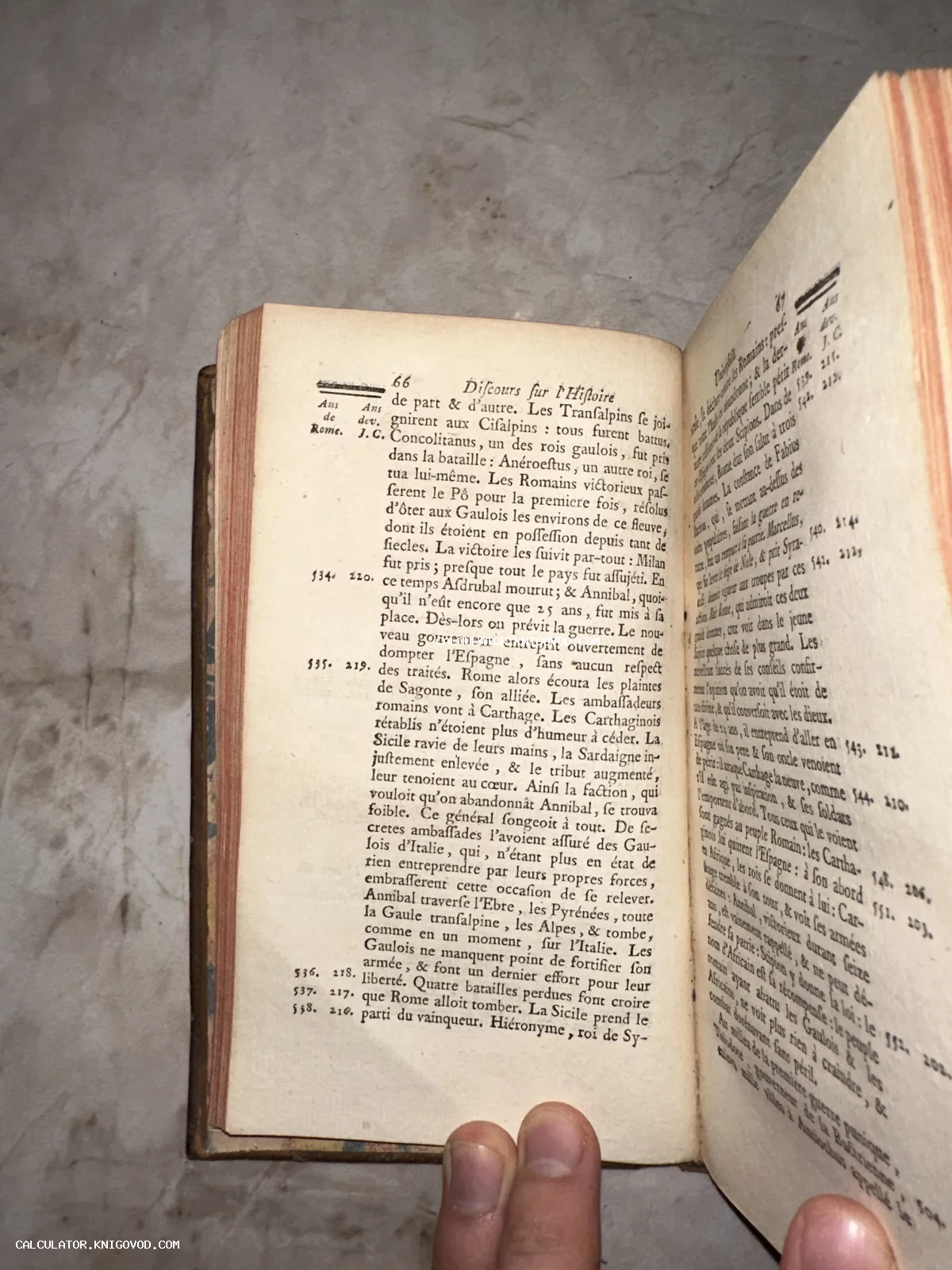 Разворот старинной французской книги с типографским текстом, пожелтевшими страницами и хронологическими заметками на полях.