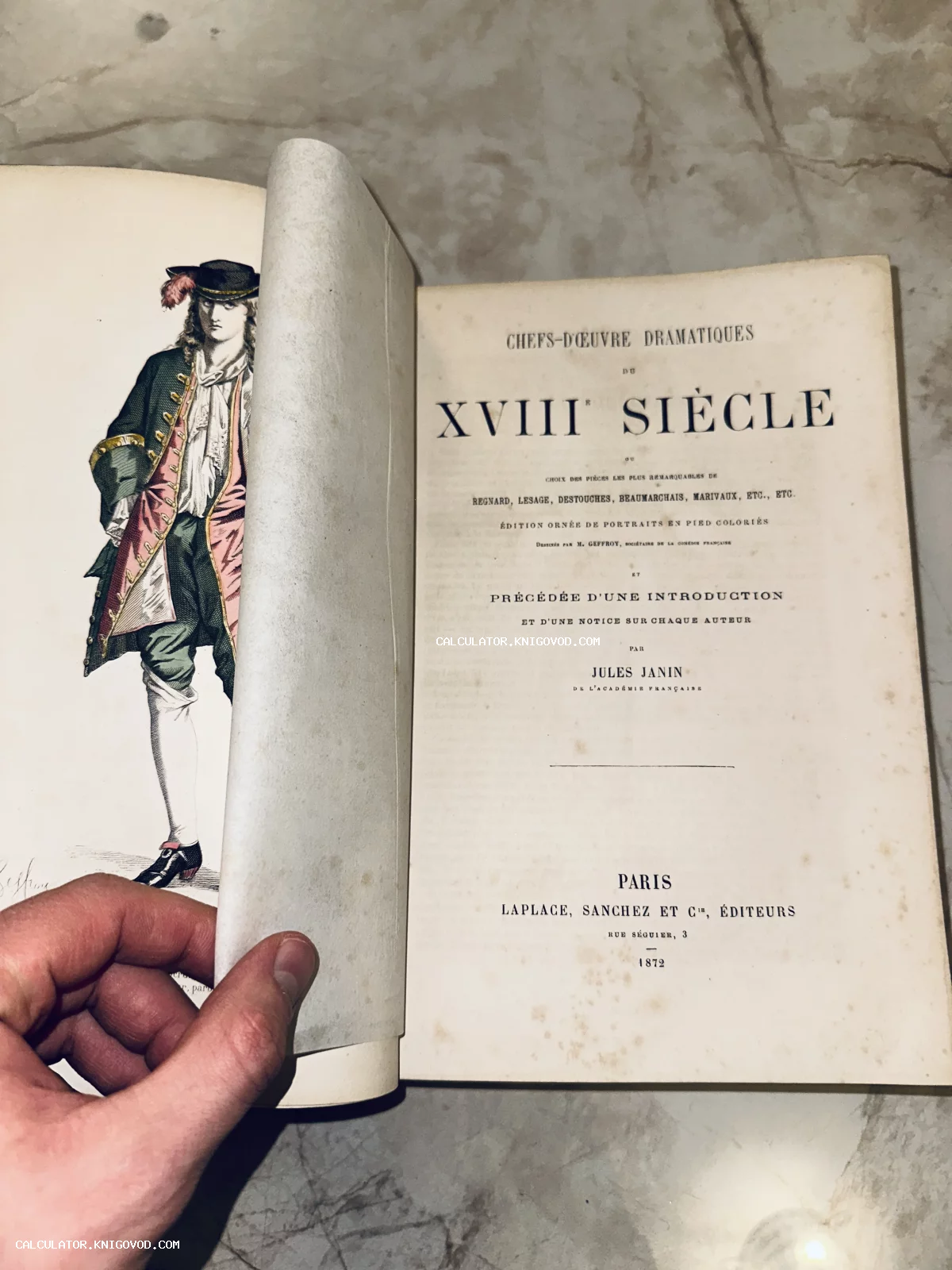 Разворот антикварной книги на французском языке с цветной иллюстрацией мужчины в костюме XVIII века и титульным листом.