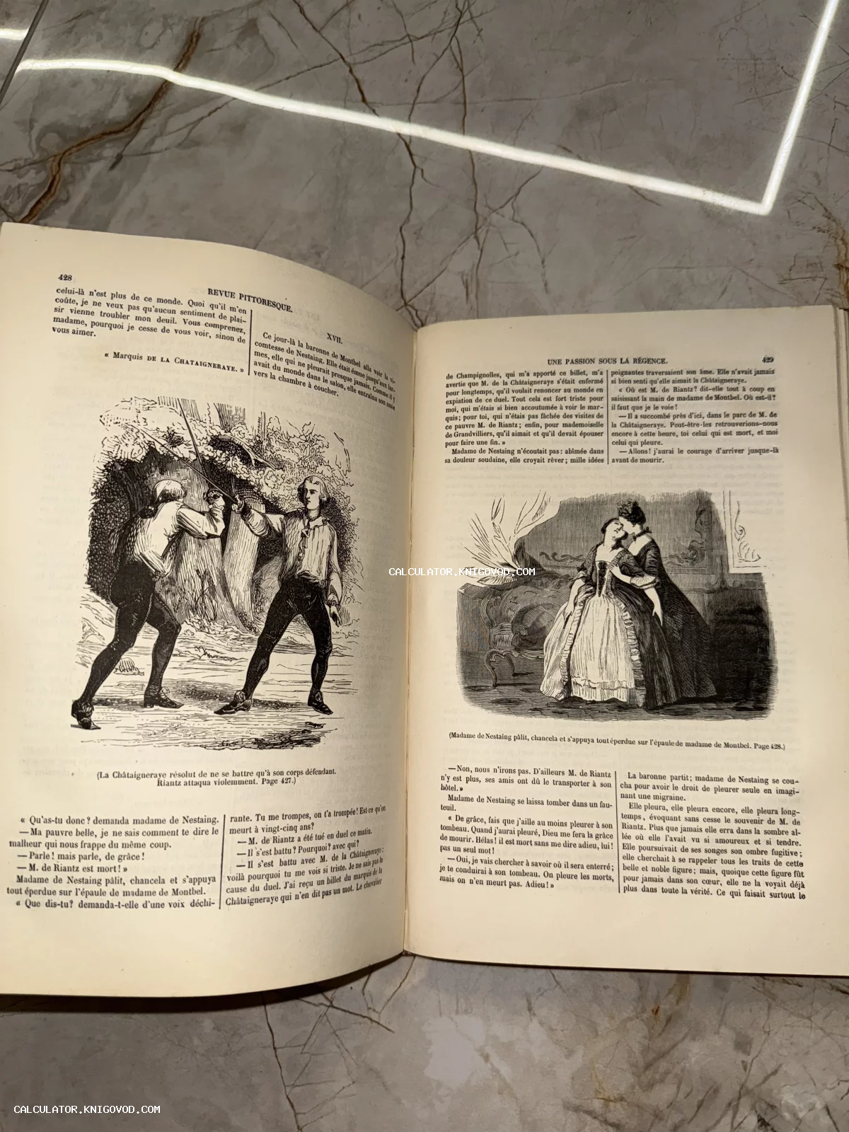 Разворот старинной французской книги с гравюрами, изображающими дуэль на шпагах и драматическую сцену с двумя дамами.