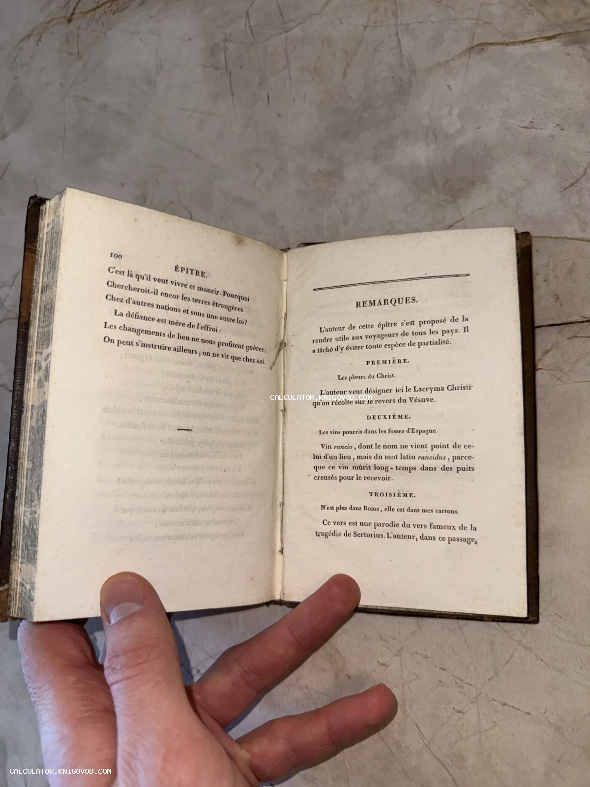 Разворот старинной книги с французским текстом, напечатанным на пожелтевшей бумаге с видимой текстурой.