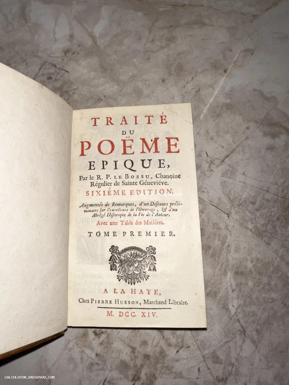 Титульный лист старинной книги Traité du Poëme Epique на французском языке с двухцветной печатью и виньеткой.