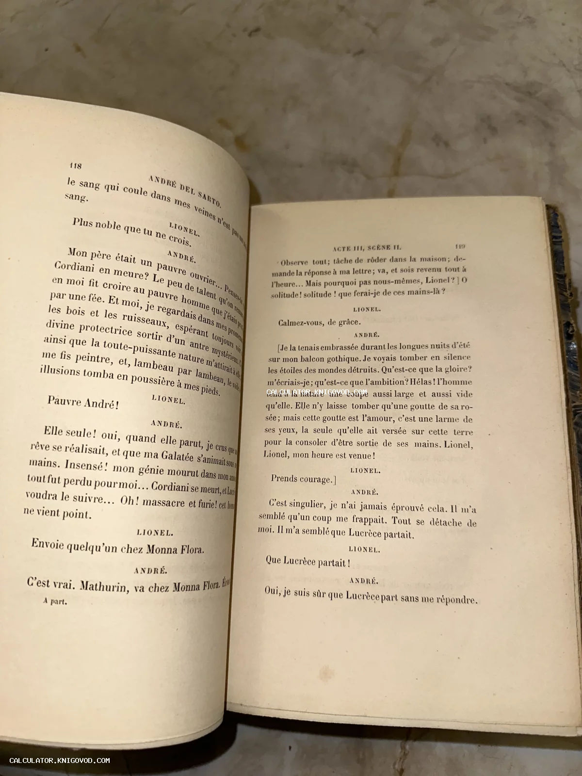 Разворот антикварной книги на французском языке, страницы 118 и 119 с текстом драмы Альфреда де Мюссе.