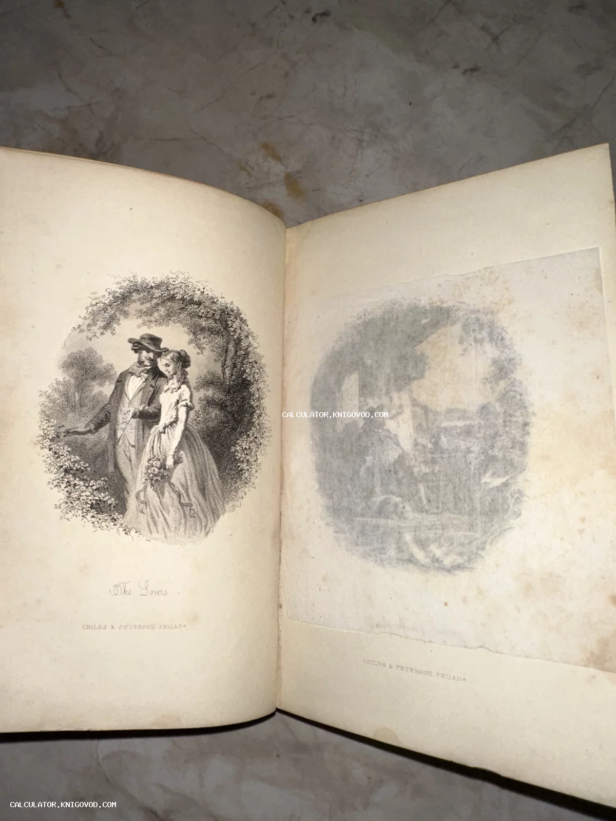 Гравюра XIX века с изображением прогуливающейся пары в саду под названием The Lovers на развороте книги с защитной калькой.